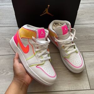 Glow Edge Jordan 1 Mid - 7Y / 8.5W